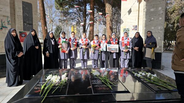 گلباران مزار شهدا توسط پیشتازان مدرسه دانش و هنر نظرآباد