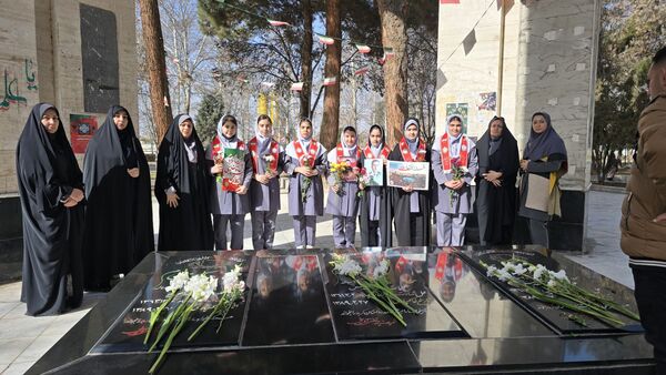 گلباران مزار شهدا توسط پیشتازان مدرسه دانش و هنر نظرآباد