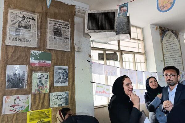 مراسم دهه فجر و برگزاری نمایشگاه دست‌سازهای دانش‌آموزی در دبستان شیخ کلینی