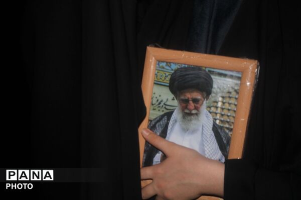 نگاهی به سیمای نورانی رهبر شهید در دست مردم