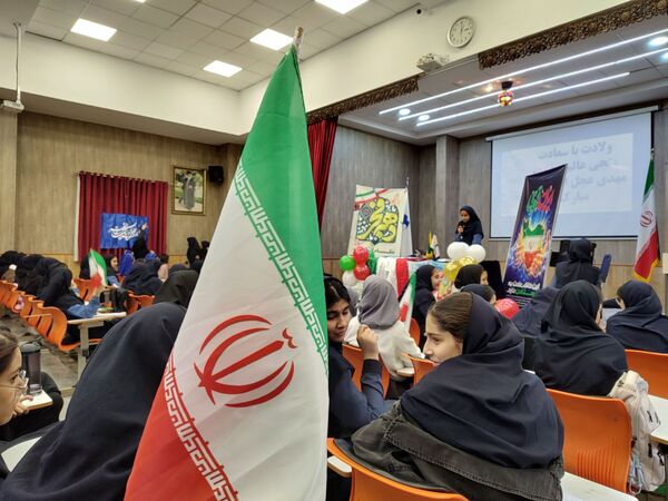  جشن دهه فجر در دبیرستان مصلی نژاد حضرت زهرا 
