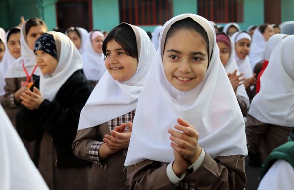 صبحگاهی غرق در علم و شادمانی در آموزشگاه جمهوری اسلامی ناحیه یک شهرستان بهارستان 