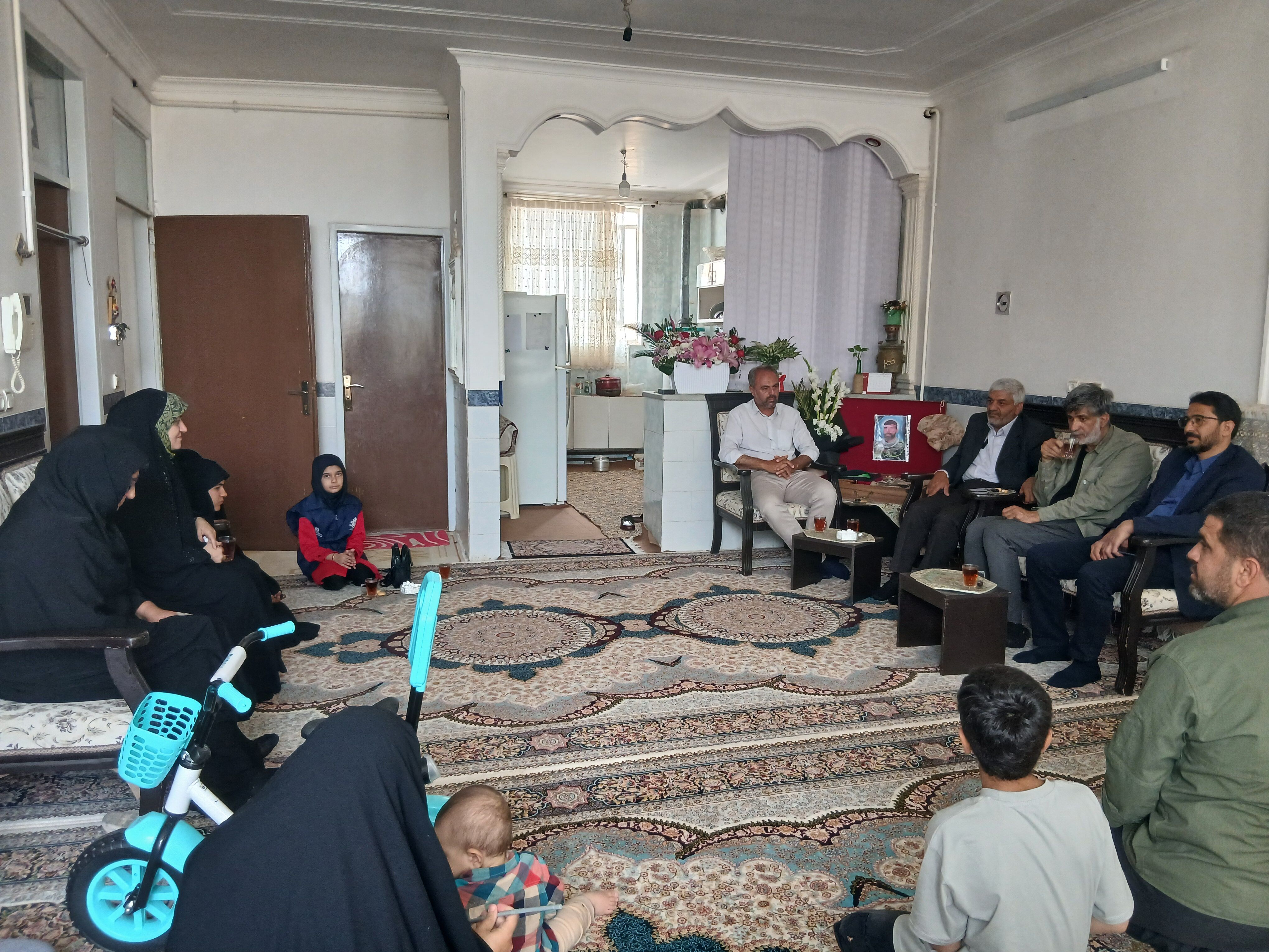 دیدار رئیس سازمان دانش آموزی یزد با خانواده شهید «محمدرضا آروز»