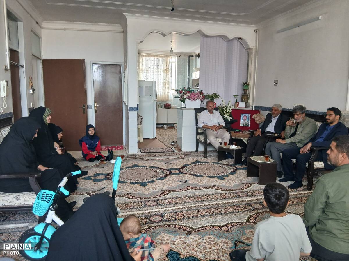 دیدار رئیس سازمان دانش آموزی یزد با خانواده شهید «محمدرضا آروز»