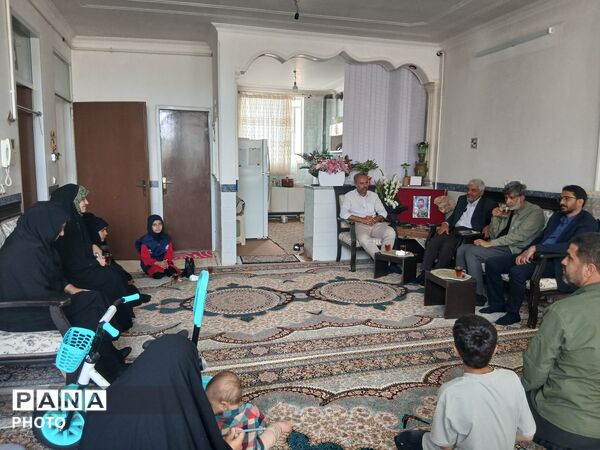 دیدار رئیس سازمان دانش آموزی یزد با خانواده شهید «محمدرضا آروز»