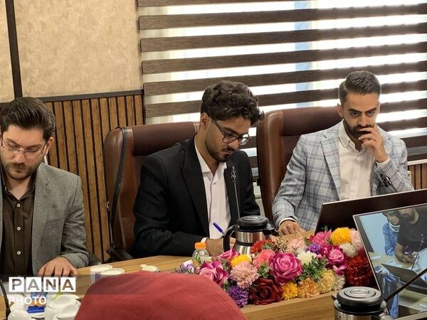 نسل زد پای بازنگری ساختار شورای مشاوران نشست