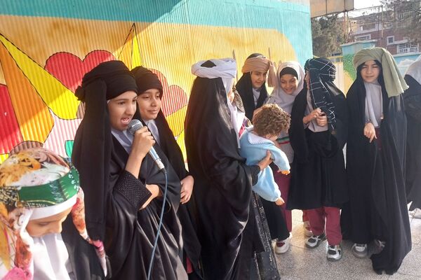 جشن دانایی در دبستان مهران؛ هفته کتاب با شور دانش‌آموزان دختر مهران