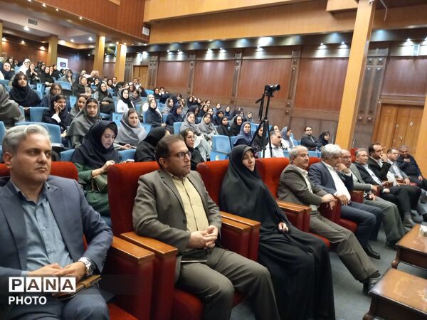 جشن فارغ تحصیلی وتقدیر ازدانش آموزان پایه نهم دبیرستان آرمینه مصلی نژاد ناحیه ۶