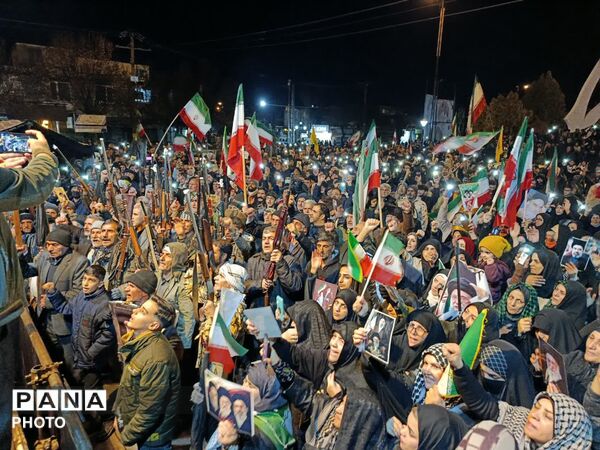 حضور با شکوه قشرهای مختلف مردم دلفان در پانزدهمین اجتماع شبانه در میدان امام خمینی(ره)