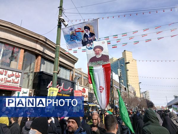 حضور پرشور مردم مشهدی در راهپیمایی ۲۲ بهمن 