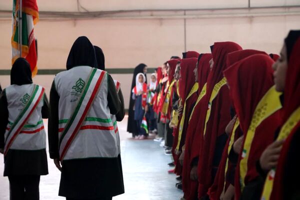 ثبت اثر انگشت هزار دانش‌آموز یزدی پای پرچم ایران