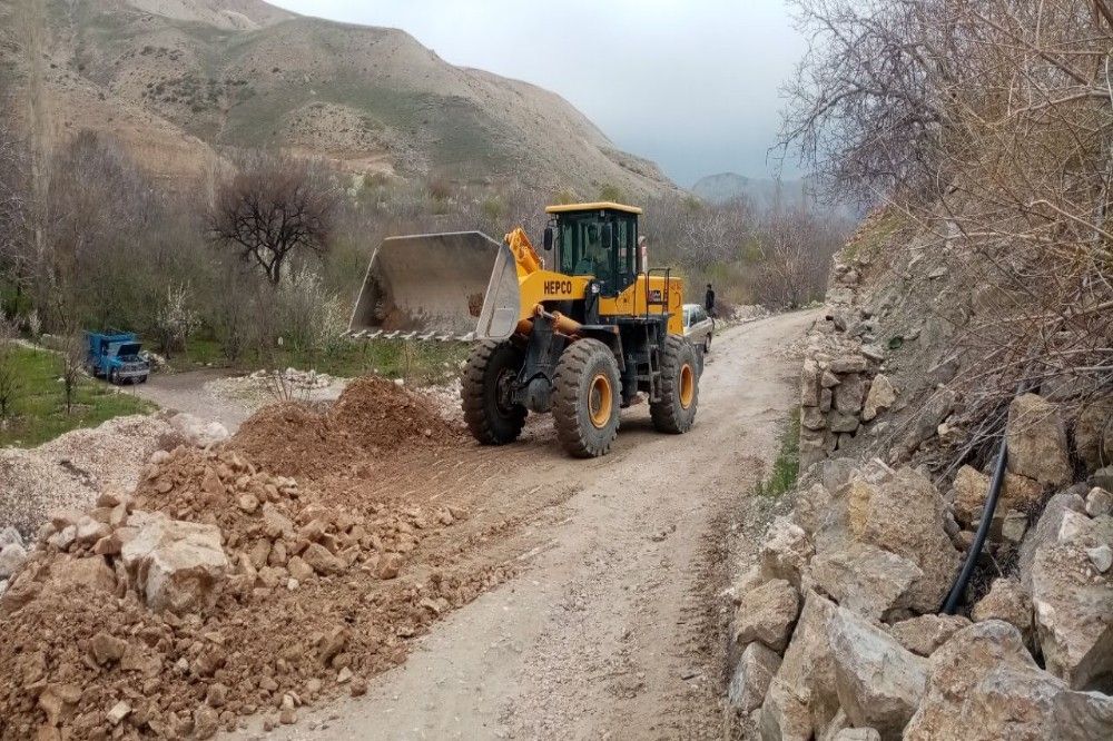 بهسازی جاده مسیر باغات و آبشار به همت شهرداری بار 