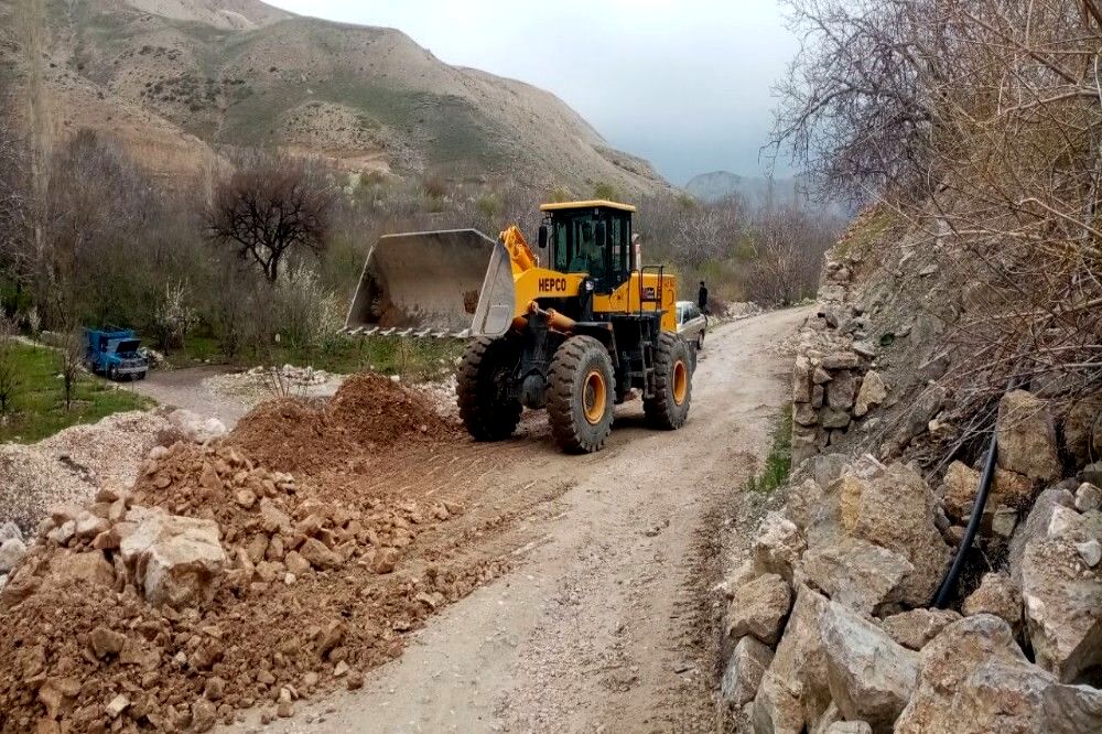 بهسازی جاده مسیر باغات و آبشار به همت شهرداری بار 