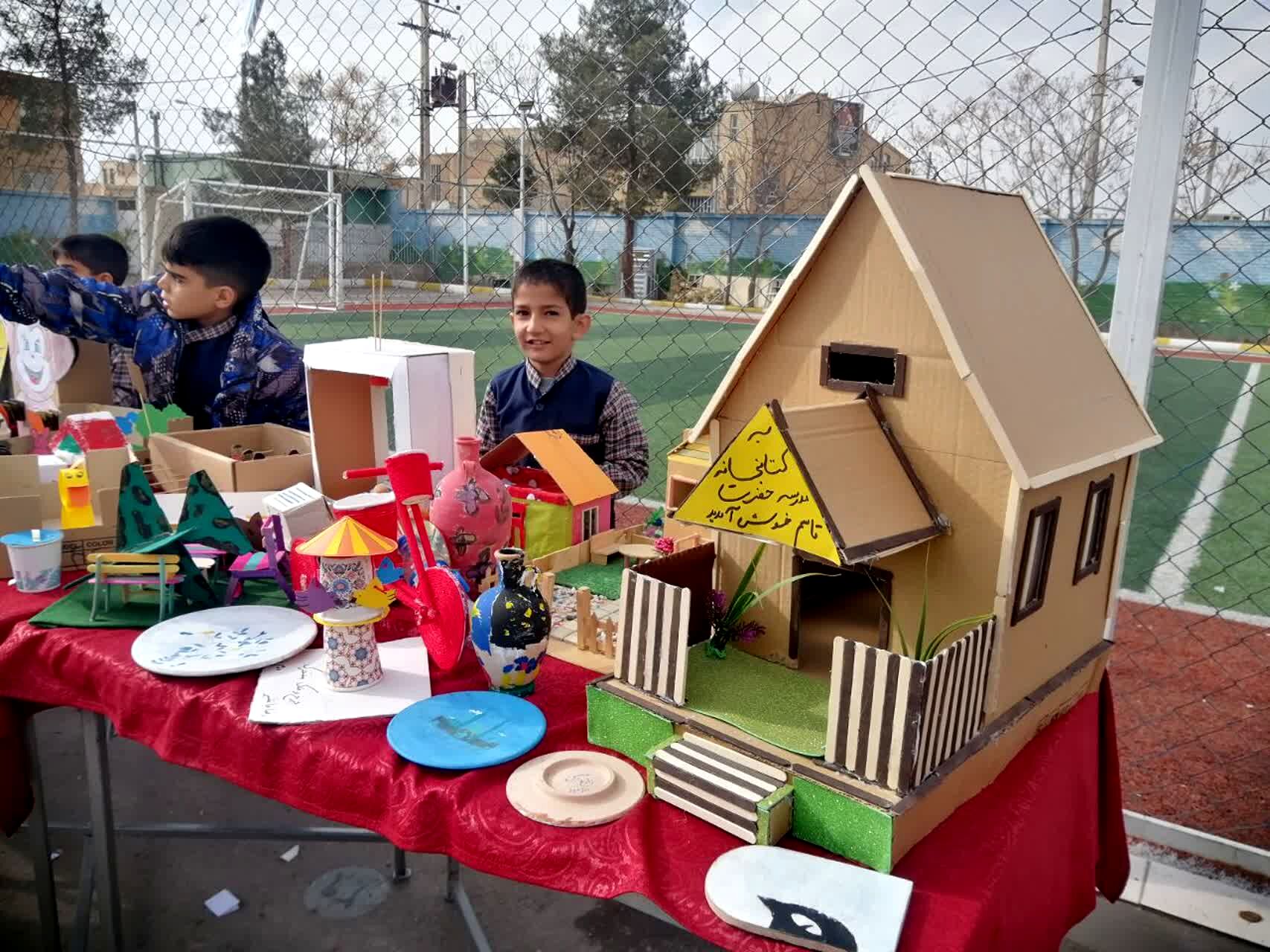  نمایشگاه دست‌سازه‌های دانش‌آموزی در دبستان حضرت قاسم بن‌الحسن‌(ع) ناحیه یک