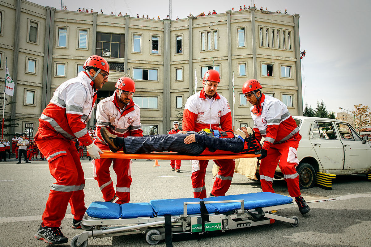 هلالی به وسعت آرامش، صلیبی به قامت فداکاری