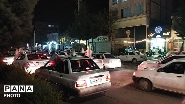 رژه ماشینی عاشقان وطن با خودرو های خود در بلوار فضل نیشابور 