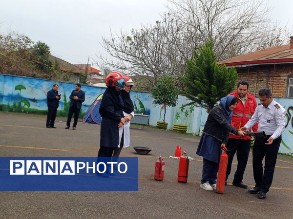 برگزاری مانور زلزله و ایمنی در مدارس خشکبیجار