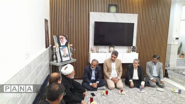 دیدار مسئولان آموزش و پرورش قم با خانواده شهید «حسین نجفی»