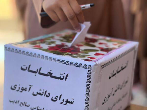 انتخابات پرشور شورای دانش‌آموزی در مدرسه صالح ادیب