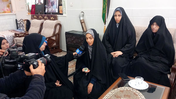 دیدار دختران رای اولی قم با خانواده شهید آقازاده نژاد