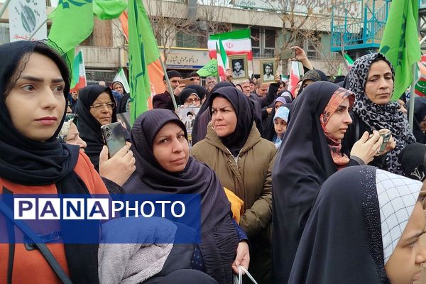 حضور اقشار مختلف مردم شهرری در راهپیمایی ۲۲ بهمن