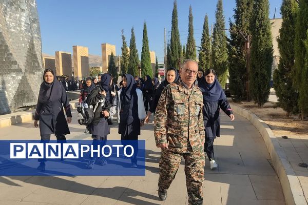 اردوی آمادگی و دفاعی دانش‌آموزان پایه نهم مدرسه فرشتگان در موزه دفاع مقدس