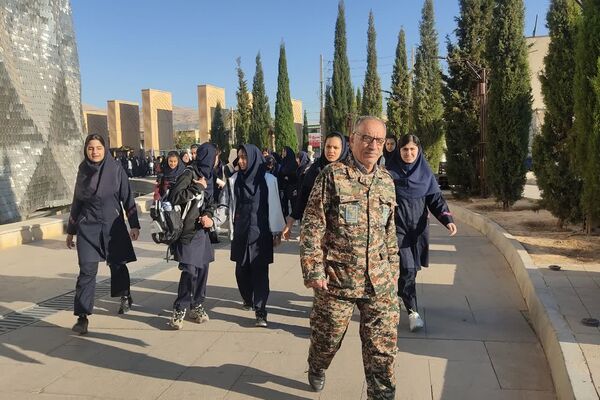 اردوی آمادگی و دفاعی دانش‌آموزان پایه نهم مدرسه فرشتگان در موزه دفاع مقدس