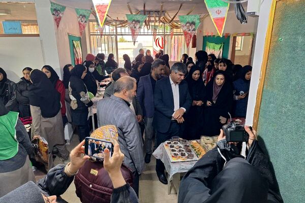  آیین افتتاح جشنواره ماها و ایران‌مون در دبیرستان خدیجه کبری پردیس 