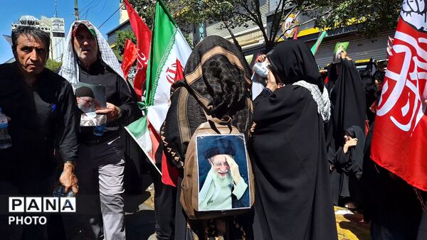 مشهد، در آغوشِ حرم، با رهبر شهید وداع کرد