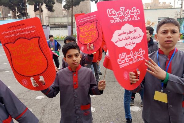 جشن پیروزی انقلاب اسلامی در مدارس رباط‌کریم