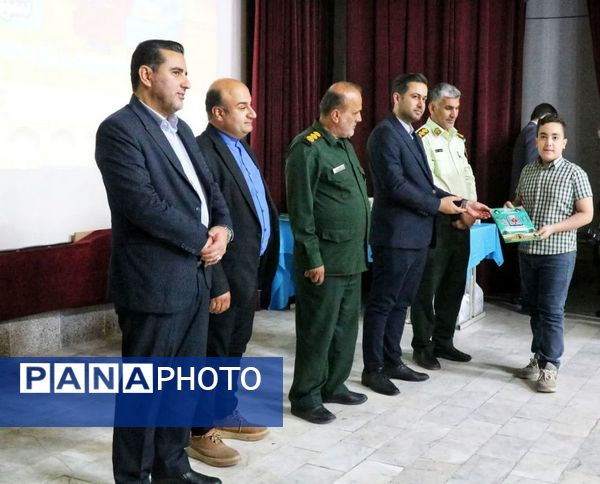 تجلیل از برگزیدگان دانش‌آموزی مسابقات فرهنگی و هنری جشنواره هما شهرستان دشتستان 