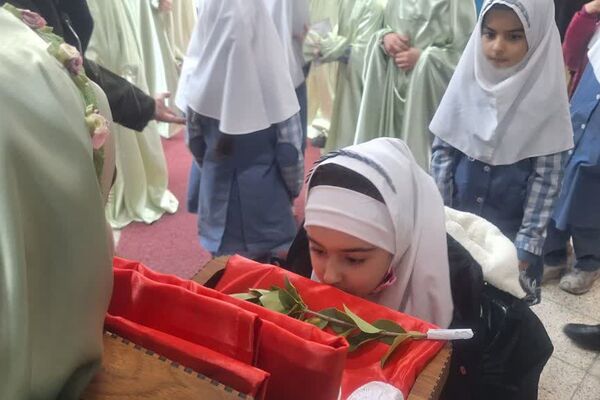 پرچم متبرک امام حسین(ع) میهمان دانش‌آموزان مدرسه زنده‌یاد قمصری
