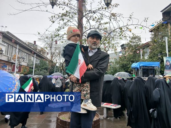 باران عشق وارادت به انقلاب همراه با باران‌ها ی نقره‌ای رشت