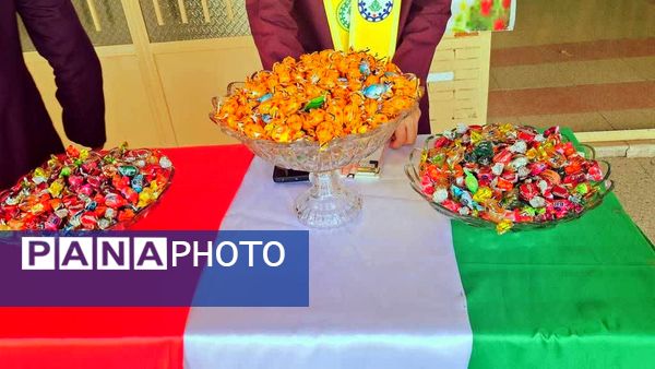 جلوه‌هایی از مراسم دهه فجر در دبیرستان دخترانه ابویی‌نژاد