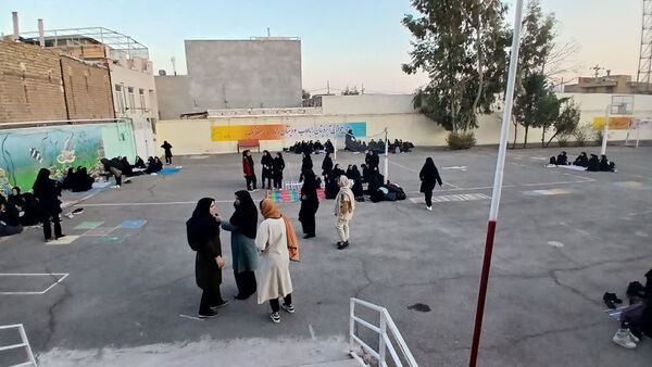 دورهمی دانش‌آموزان مدرسه حضرت رقیه(س) روستای صرم در ضیافت افطاری