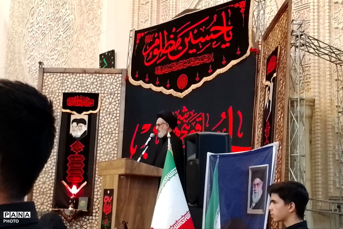 انتقام خون رهبر شهید با ضربه ملت‌های مسلمان به پیکر استکبار گرفته خواهد شد