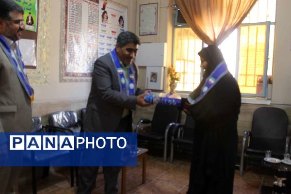 بازدید مدیر سازمان دانش‌آموزی استان و همکاران ستادی از مدارس تشکیلاتی زرند 