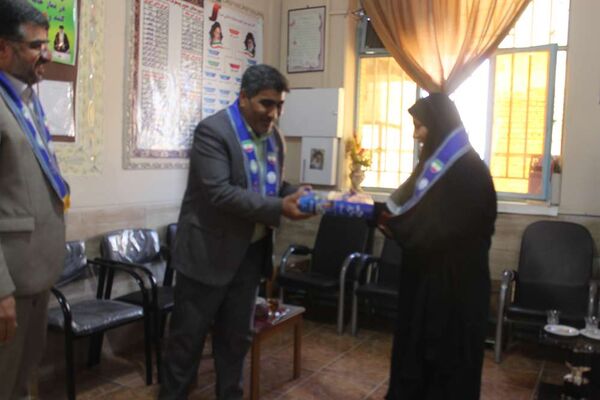 بازدید مدیر سازمان دانش‌آموزی استان و همکاران ستادی از مدارس تشکیلاتی زرند 