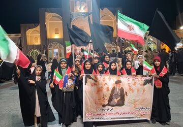اجتماع پرشور فرهنگیان و دانش‌آموزان تفت در سوگ رهبر انقلاب