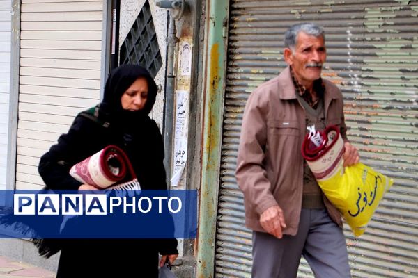 صفوف به‌هم پیوسته نمازگزاران در قروه