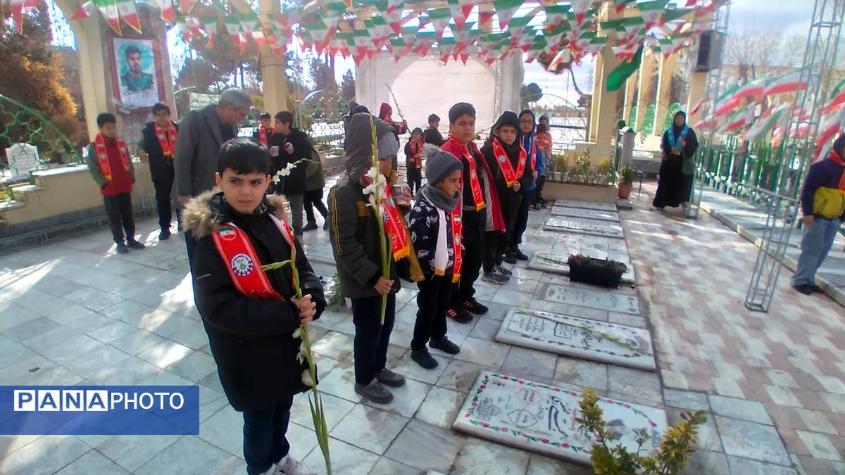 ادای احترام دانش‌آموزان پیشتاز البرزی به مقام شامخ شهدا در دهه فجر 