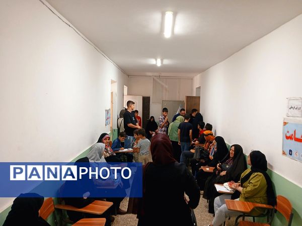 خدمت‌رسانی پزشکان مجرب در قالب «میز خدمت» در مدرسه شهید شهسواری ناحیه 4 کرج 