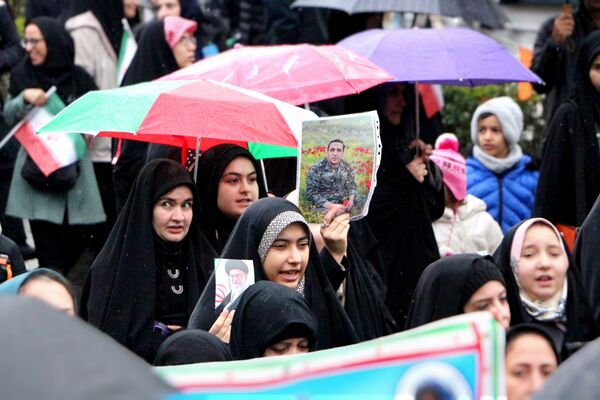 خلاقیت و نشاط دانش‌آموزی در غرفه‌های آموزش و پرورش در مسیر راهپیمایی ۲۲ بهمن