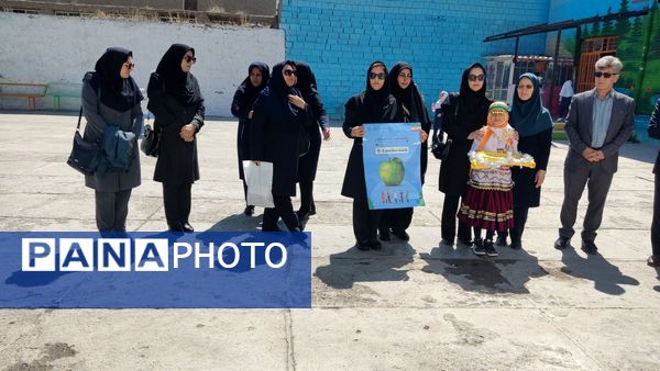 نواختن زنگ سلامت در مدرسه دخترانه ضحی ۱ شهرستان شیروان