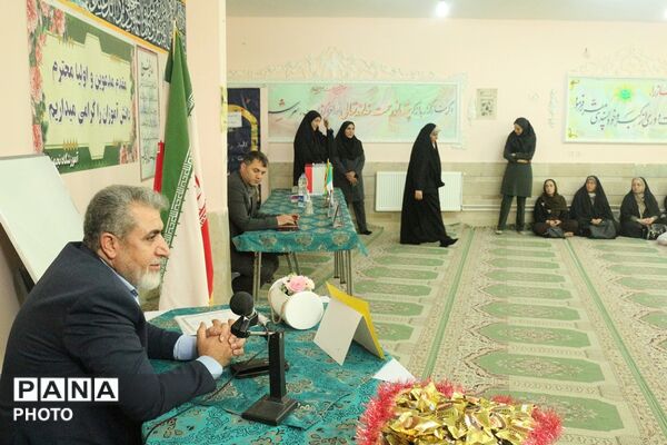 تأکید مدیر آموزش‌وپرورش فیروزکوه بر نقش راهبردی انجمن اولیا و مربیان در نشست دبستان نجمه
