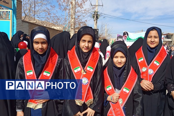 حضور پرشور دانش‌آموزان شهر بهمن در راهپیمایی ۲۲ بهمن ماه