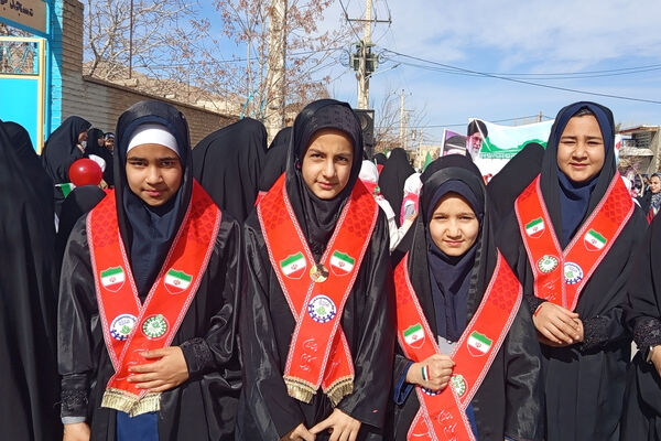 حضور پرشور دانش‌آموزان شهر بهمن در راهپیمایی ۲۲ بهمن ماه