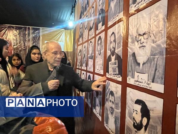 بازدید دانش‌آموزان دبیرستان فاطمه الزهرا از موزه عبرت