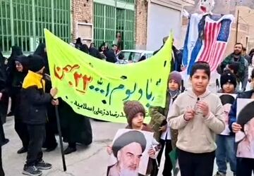هم‌قدم با انقلاب؛ حماسه‌آفرینی دانش‌آموزان فراشاه شهرستان تفت در ۲۲ بهمن