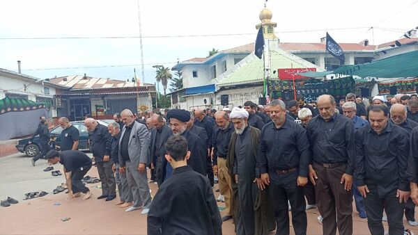 اقامه نماز ظهر عاشورا در محمودآباد 